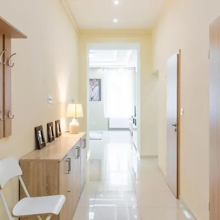Modern Elegant Oasis - Steps To Opera & Basilica Апартаменты *
